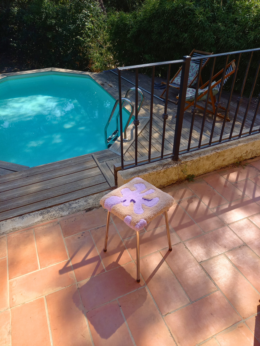 Tabouret formica beige et violet – Image 2