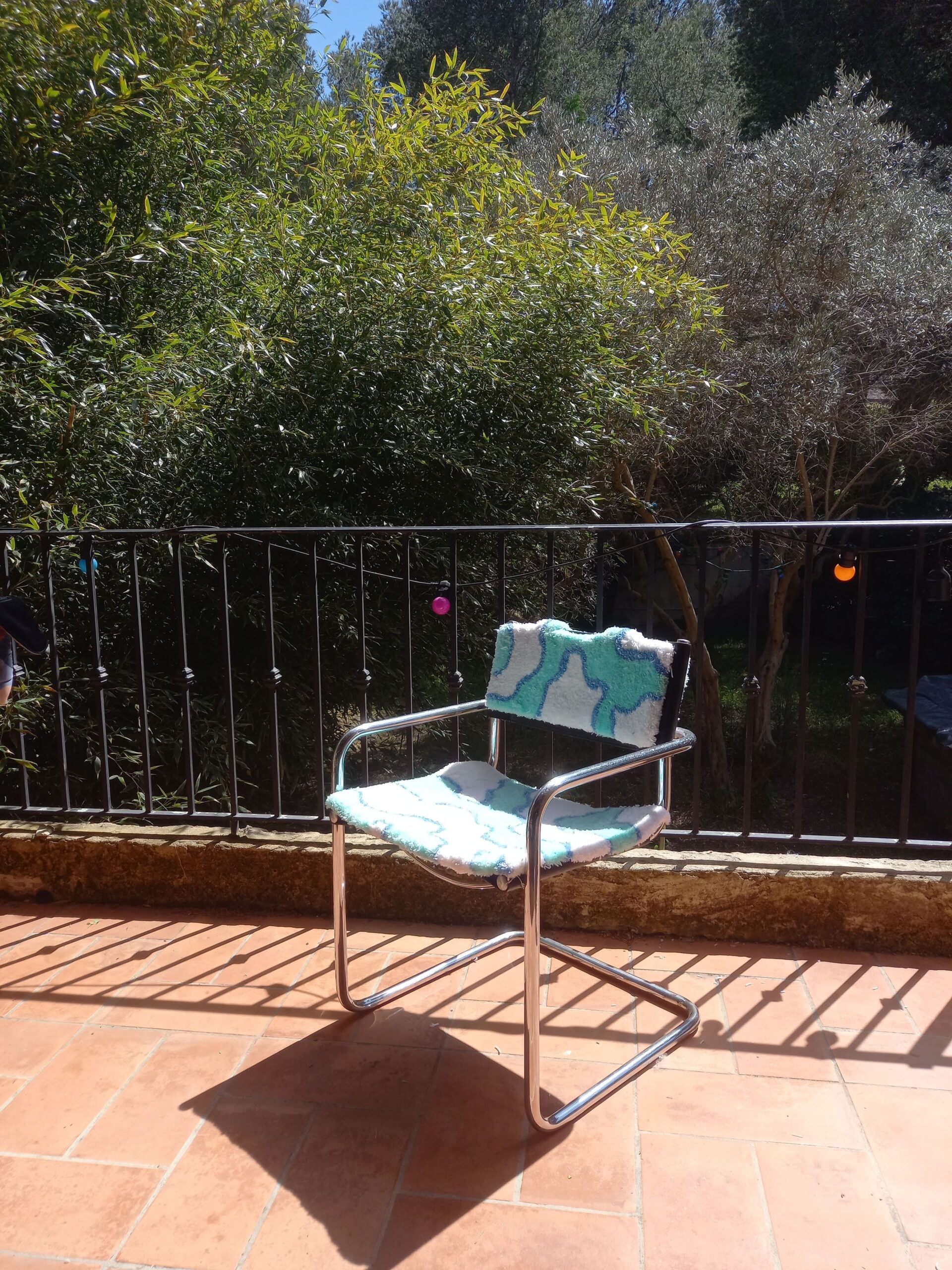 Fauteuil designer bleu et blanc – Image 5