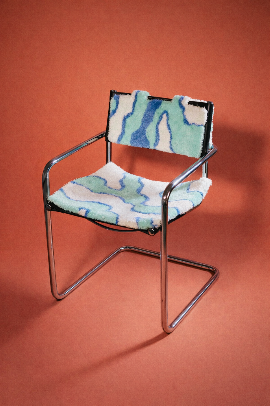 Fauteuil designer bleu et blanc – Image 3
