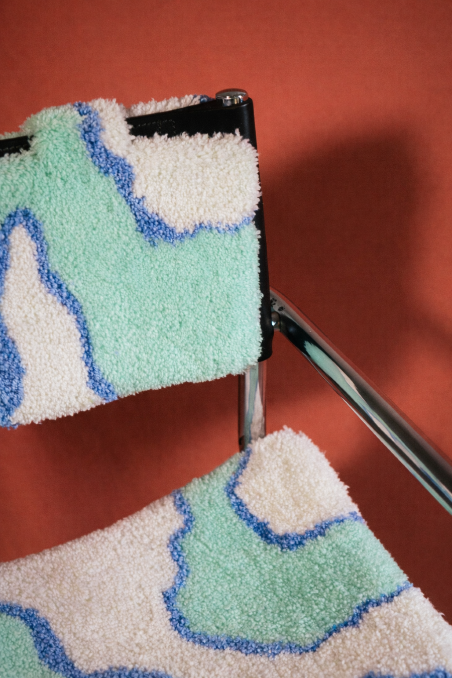 Fauteuil designer bleu et blanc – Image 2