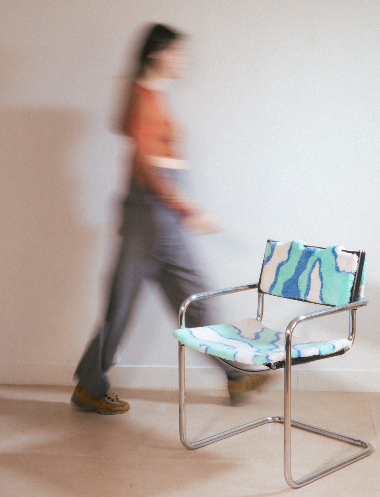 Fauteuil designer bleu et blanc