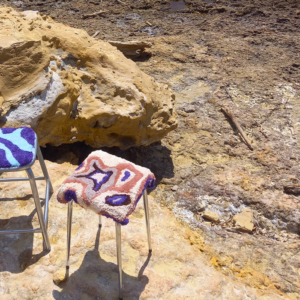 Tabouret formica beige et violet