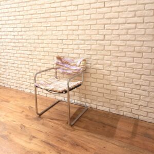 Fauteuil designer violet et beige
