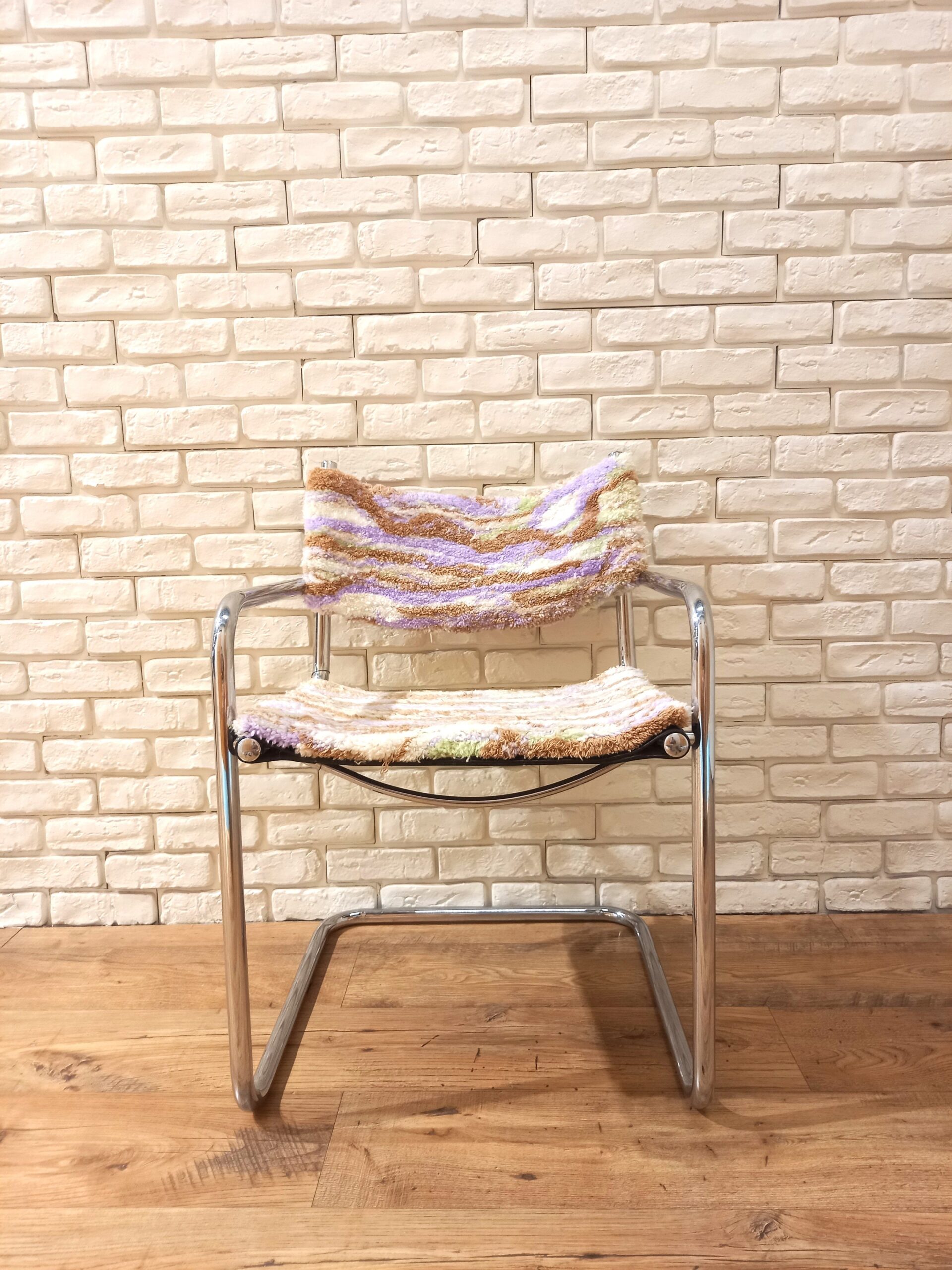 Fauteuil designer violet et beige – Image 5