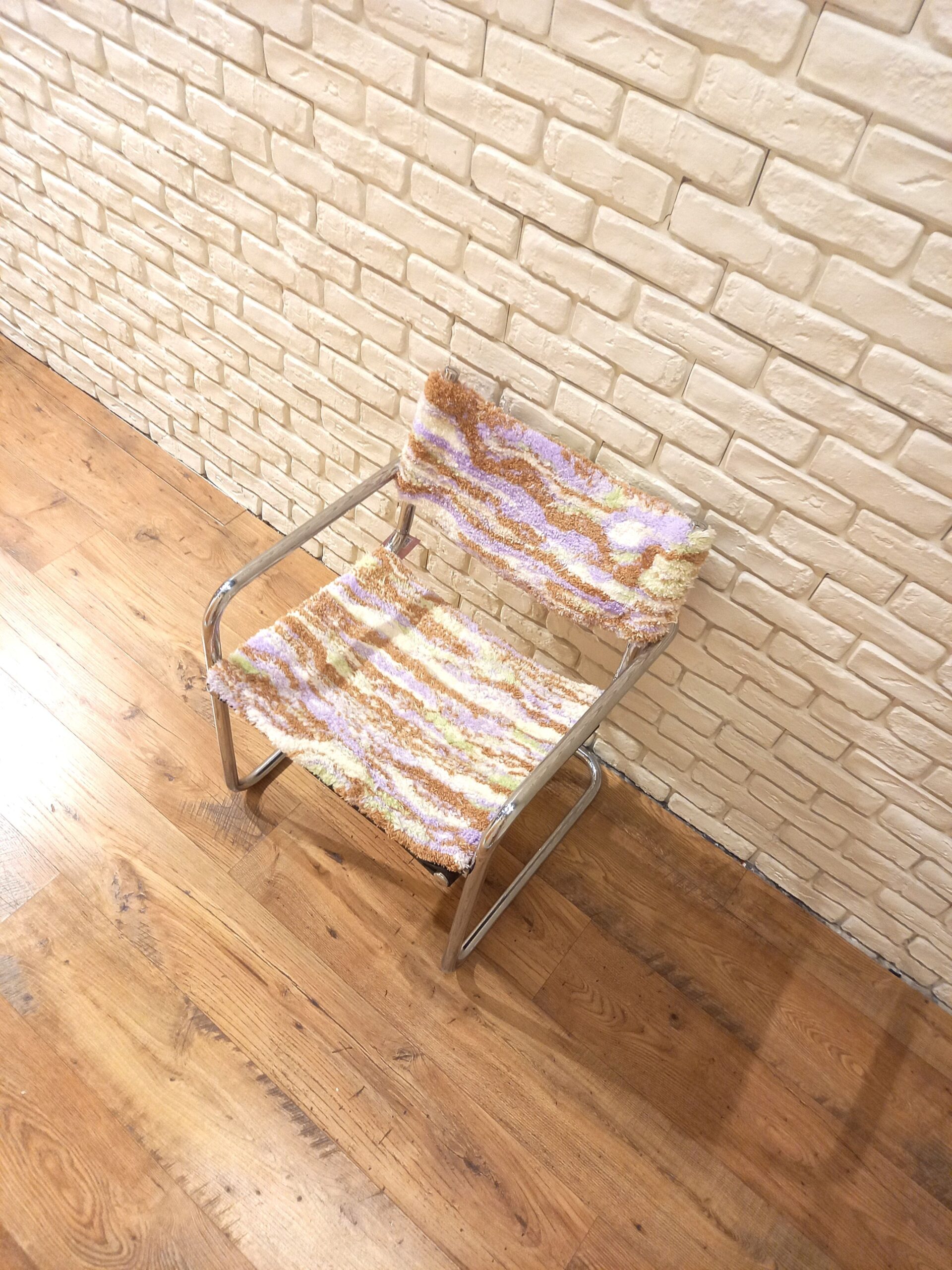 Fauteuil designer violet et beige – Image 6