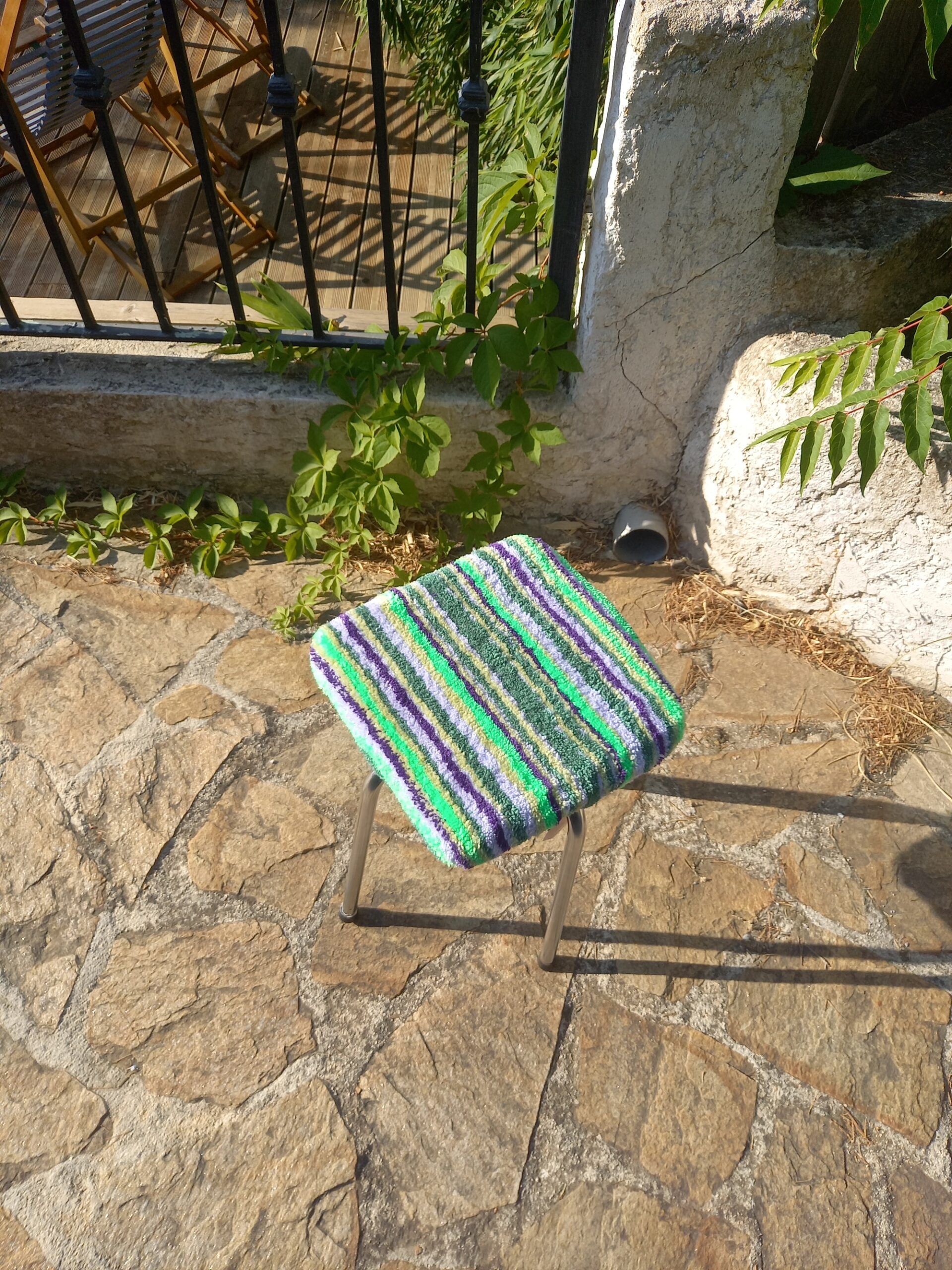 Tabouret formica vert et violet – Image 4