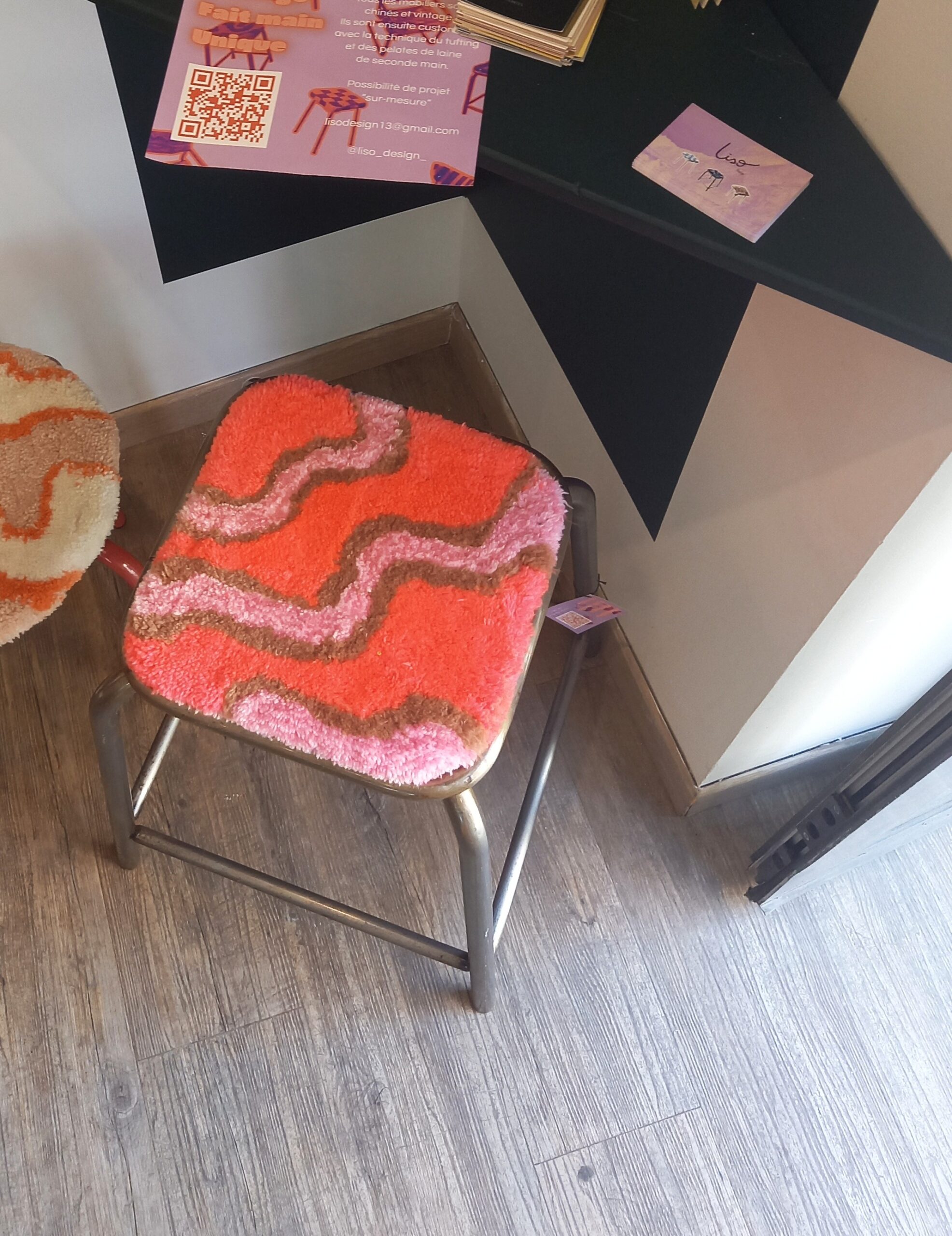 Tabouret d'école rose – Image 5
