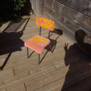 Chaise d'enfant rose et orange