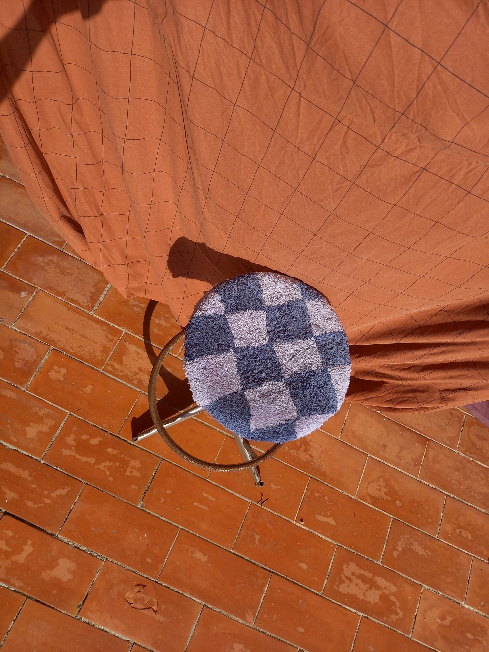 Tabouret d'atelier violet et bleu – Image 3