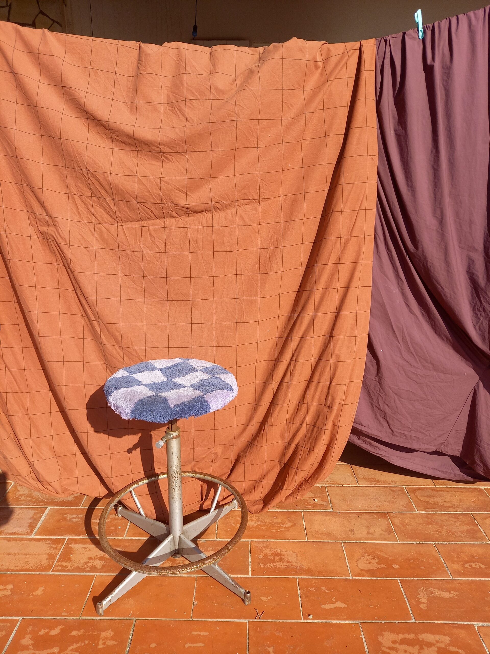 Tabouret d'atelier violet et bleu – Image 2