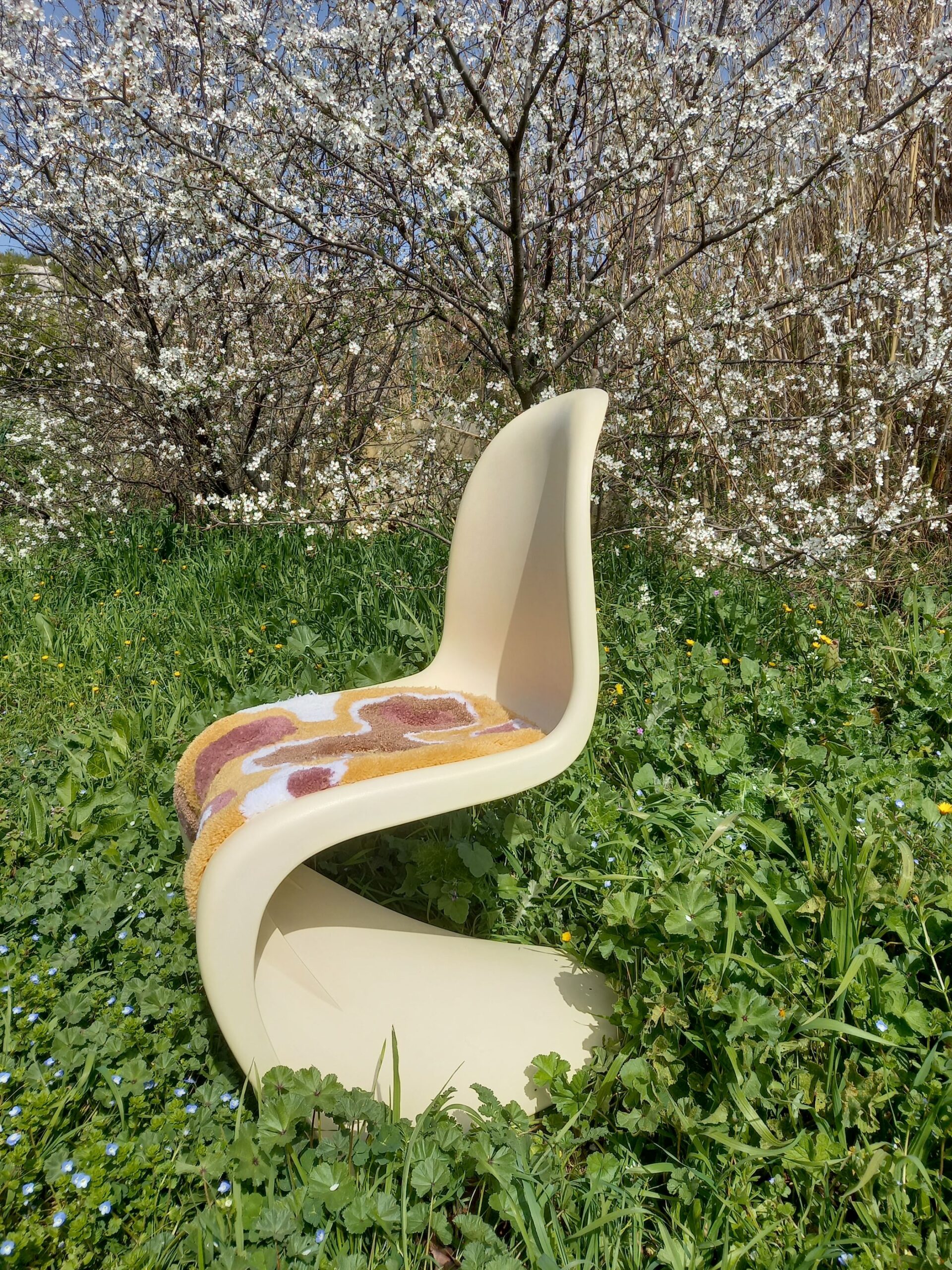 Chaise style panton beige et rose – Image 3