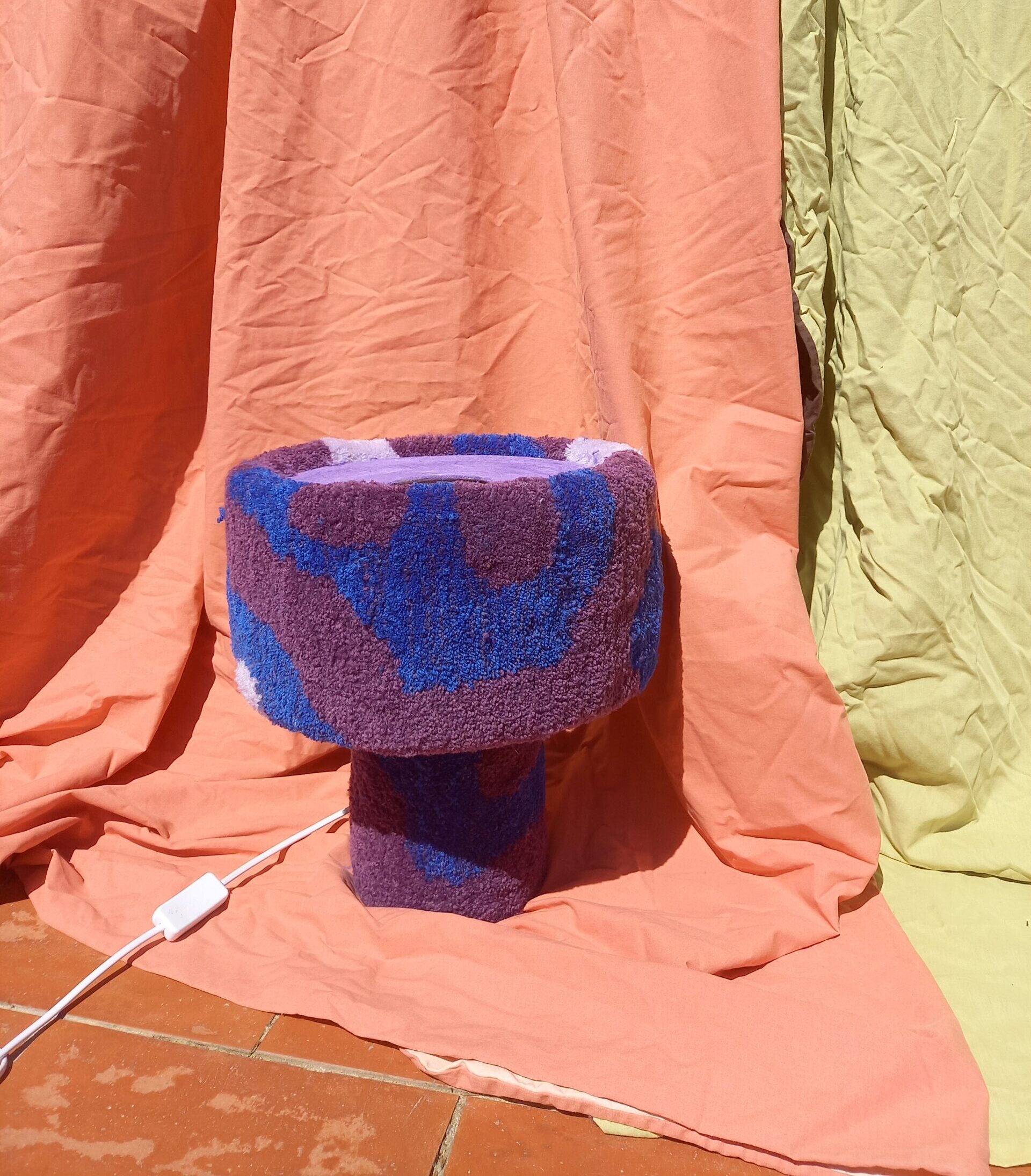 Grande lampe violette et bleue