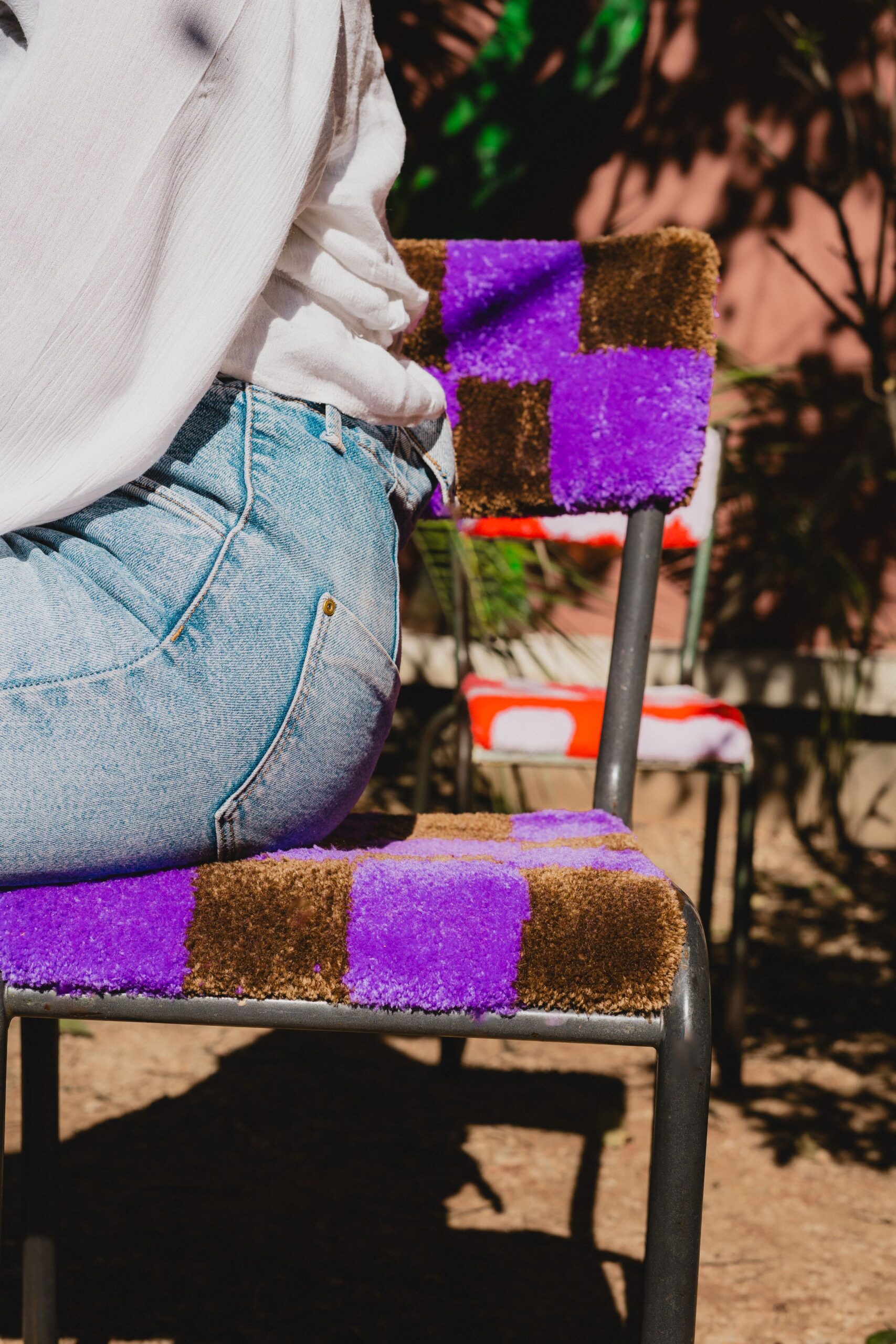 Chaise d'école violette et marron – Image 2