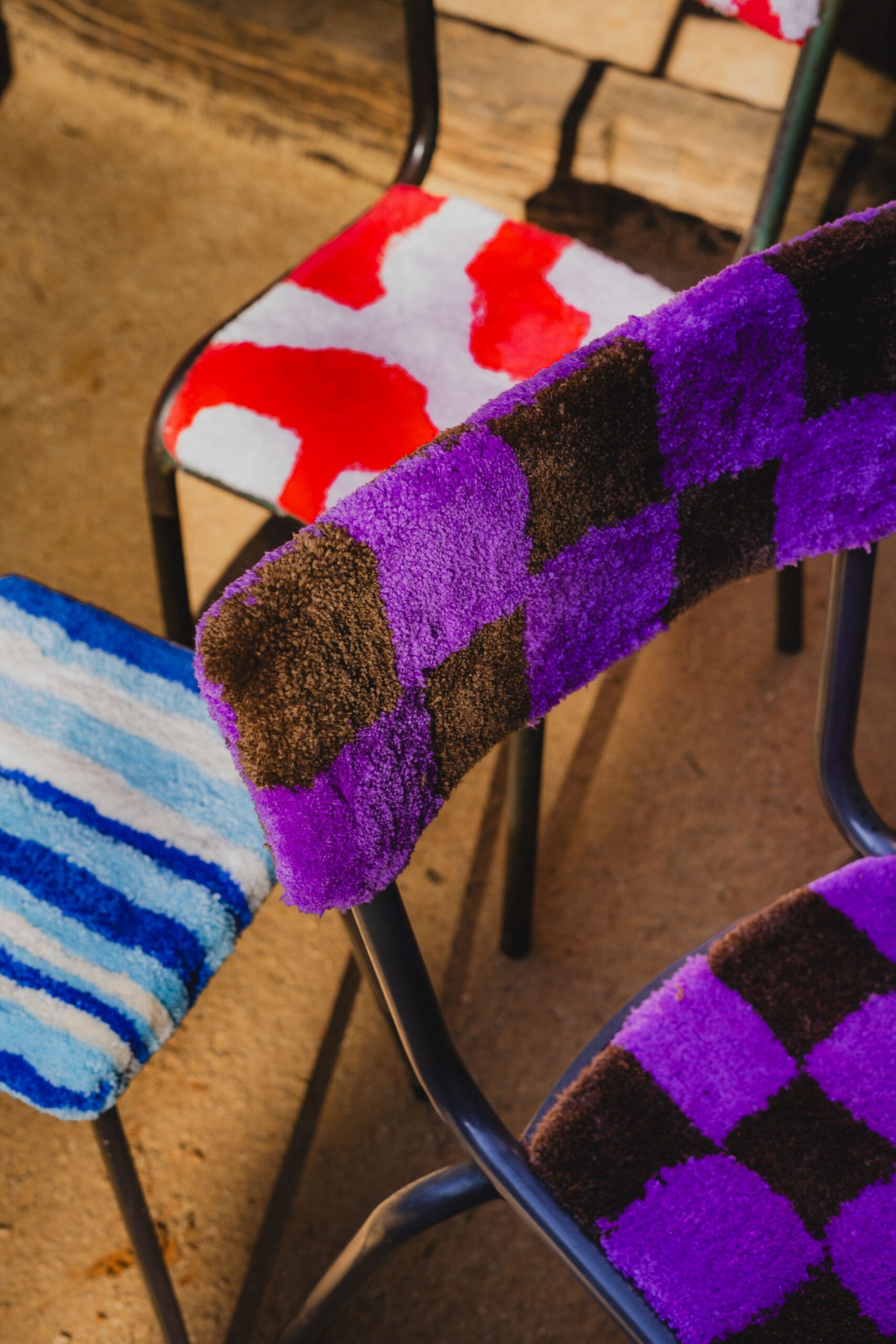 Chaise d'école violette et marron – Image 3