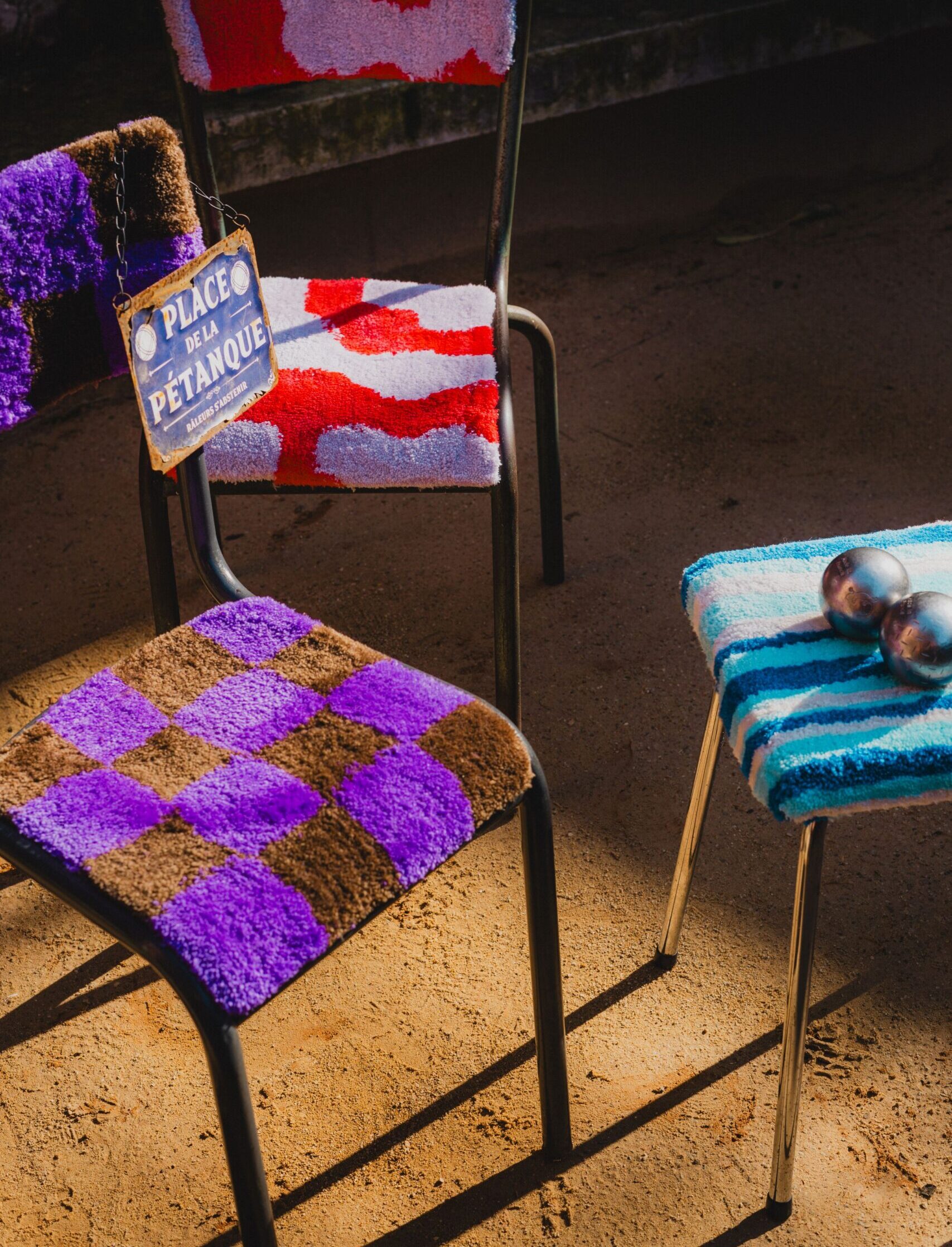 Chaise d'école violette et marron