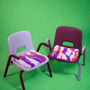 Paire de chaises d'enfant violettes et roses