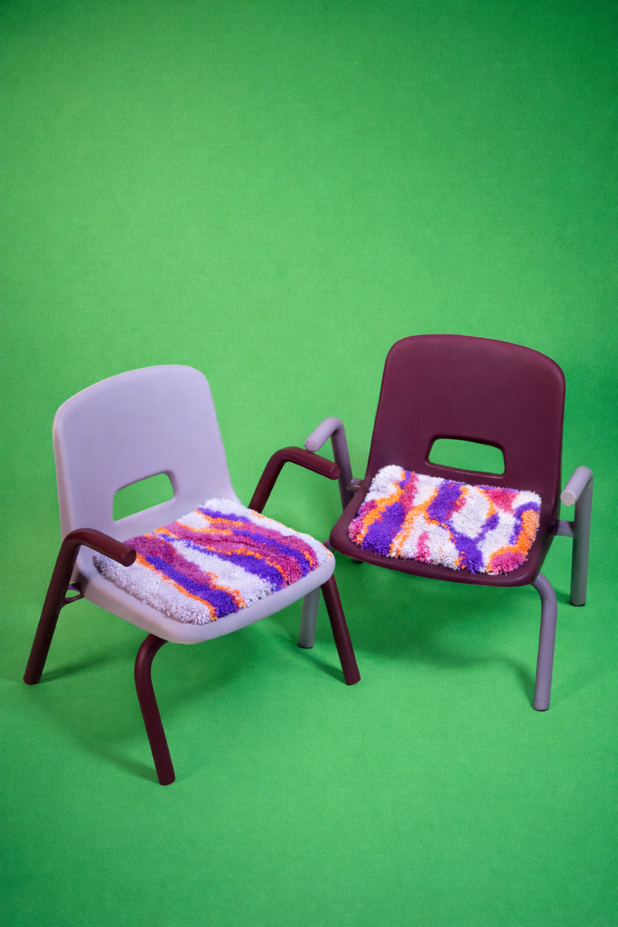 Paire de chaises d'enfant violettes et roses