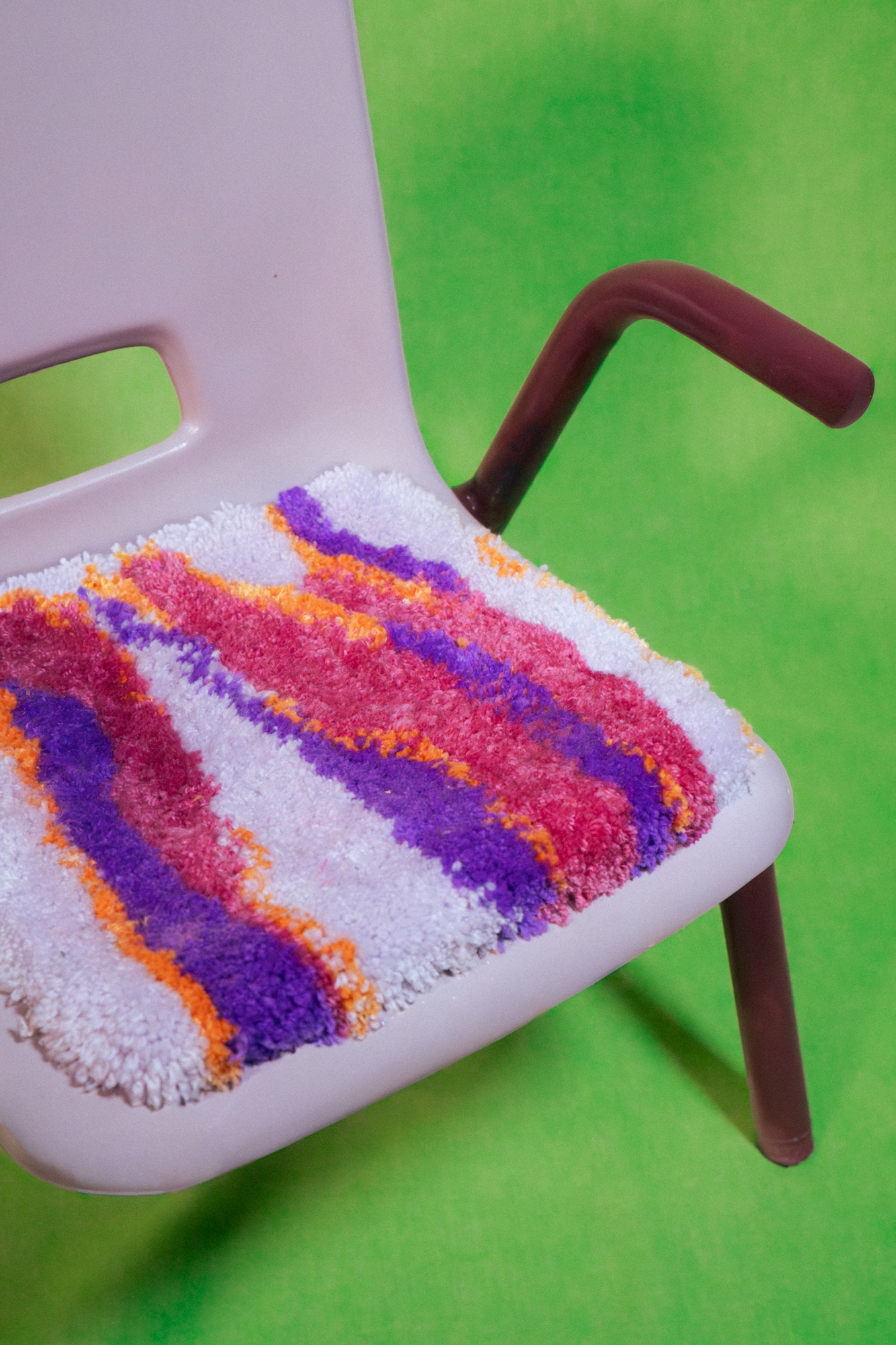 Paire de chaises d'enfant violettes et roses – Image 3